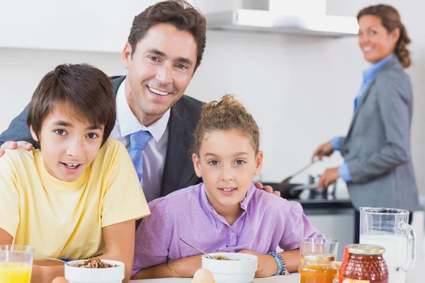 Pai e filhos tomando café da manhã — Fotografia de Stock