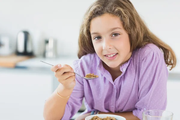 Menina tendo cereais — Fotografia de Stock