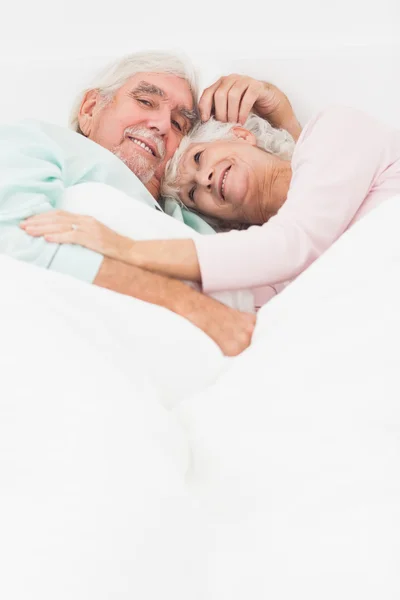 Bejaarde echtpaar met een knuffel — Stockfoto