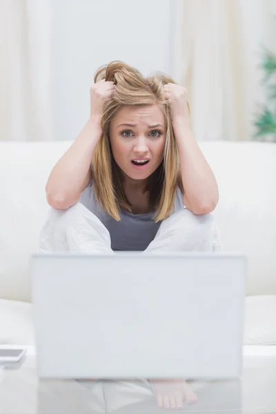 Retrato de mulher casual frustrada com laptop em casa — Fotografia de Stock