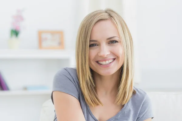 Close-up van mooie vrouw die lacht thuis — Stockfoto