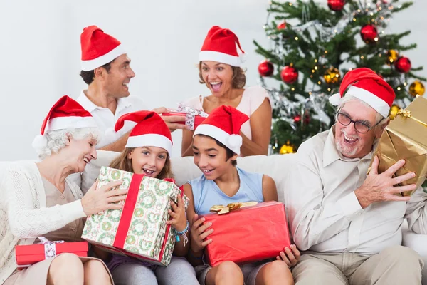 Familie tauscht Weihnachtsgeschenke — Stockfoto