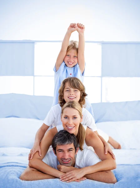 Fröhliche glückliche Familie, die Spaß hat — Stockfoto