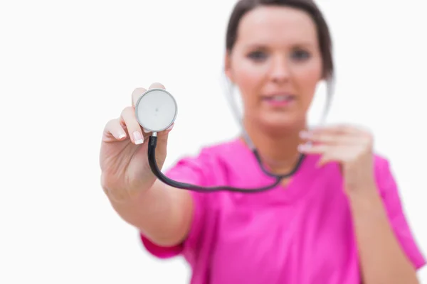 Krankenschwester hält Stethoskop hoch — Stockfoto