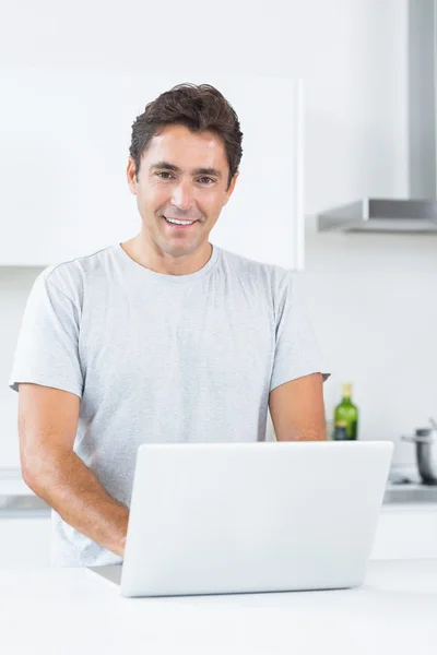 Sonriente hombre con portátil — Foto de Stock