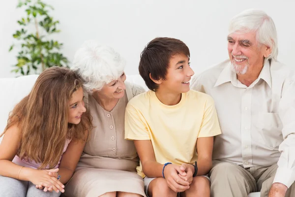 Großeltern mit Enkeln plaudern — Stockfoto