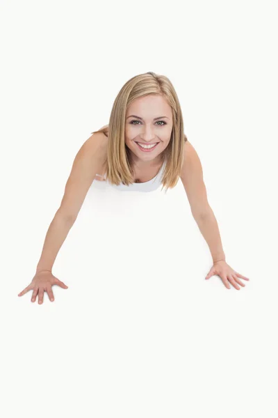 Portrait of happy young woman doing push-ups — Stock Photo, Image