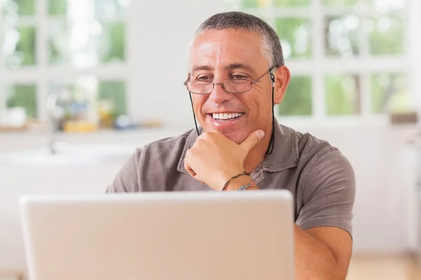 Lächelnder Mann am Laptop — Stockfoto