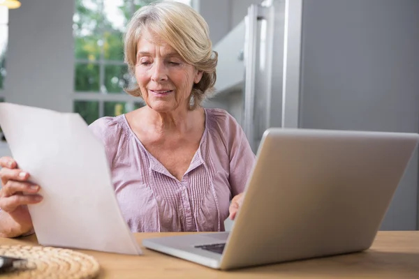 Mosolygó érett nő használ a laptop — Stock Fotó