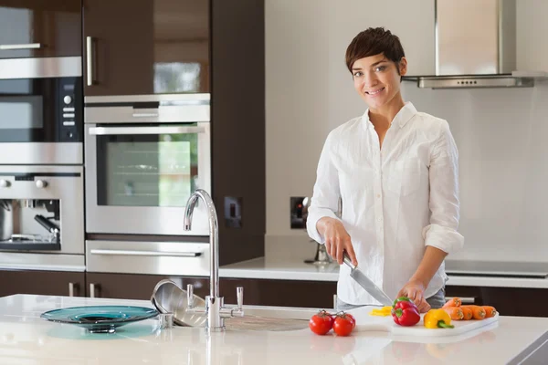 Girl cutting vegetables — Stock Photo, Image