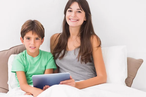 Madre e hijo felices usando tableta digital — Foto de Stock