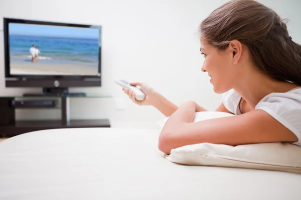 Mulher assistindo televisão — Fotografia de Stock