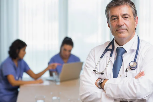 Doctor standing with arms crossed — Stock Photo, Image