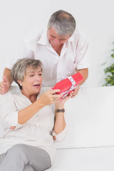 Esposo dando un regalo a su esposa — Foto de Stock