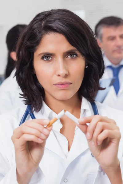 Doctor breaking a cigarette — Stock Photo, Image