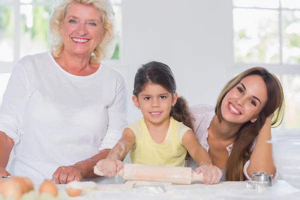 Mutlu bir aile birlikte pişirme kadınların — Stok fotoğraf