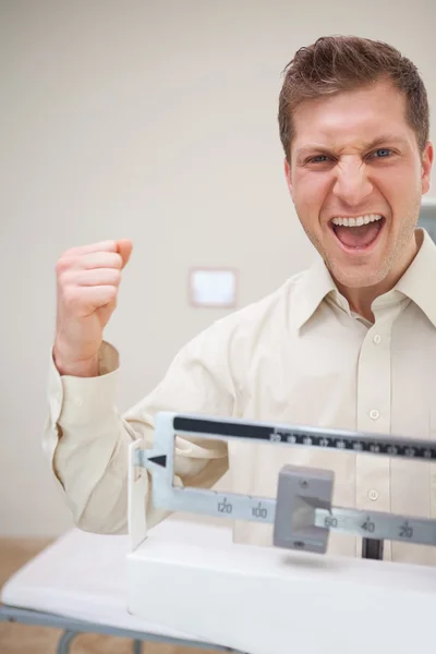 Adam kutluyor diyet başarı — Stok fotoğraf