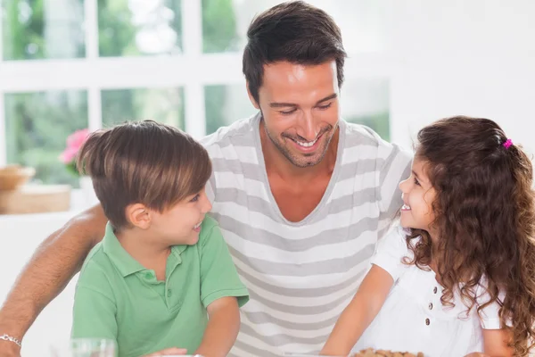 Zwei Kinder und ihr Vater — Stockfoto