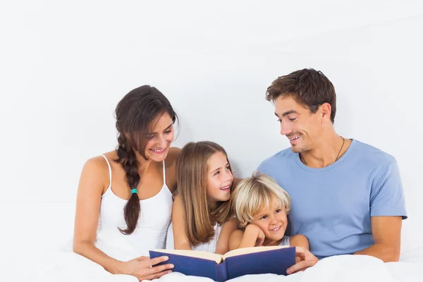 Familie sitzt mit einem Buch — Stockfoto