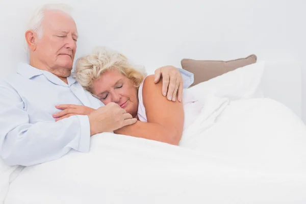 In slaap paar liggend op het bed — Stockfoto