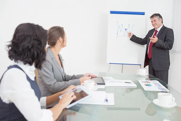 Empresario escuchando una pregunta y explicando con sonrisa —  Fotos de Stock