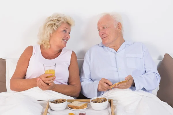 快乐的老年的夫妇吃早餐 — 图库照片