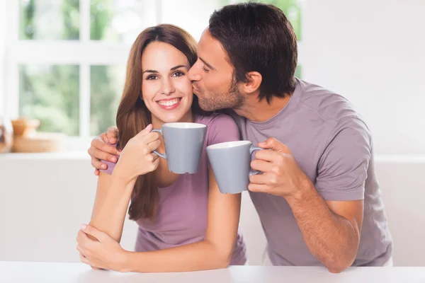 Mannen kysser sin flickvän — Stockfoto