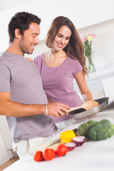 Casal preparando comida no fogão — Fotografia de Stock