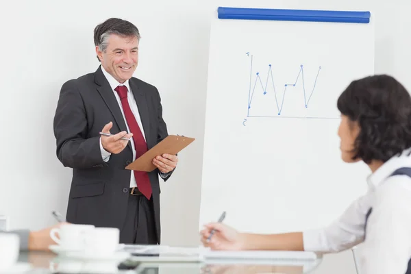 Empresário explicando a seu colega com grande sorriso — Fotografia de Stock