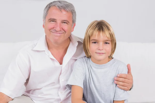 Porträt eines kleinen Jungen und seines Großvaters — Stockfoto