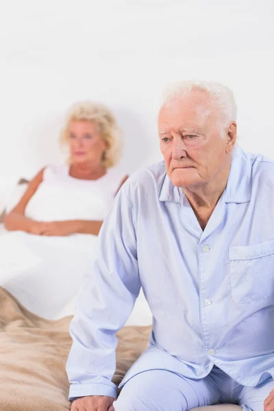 Äldre par på en säng — Stockfoto