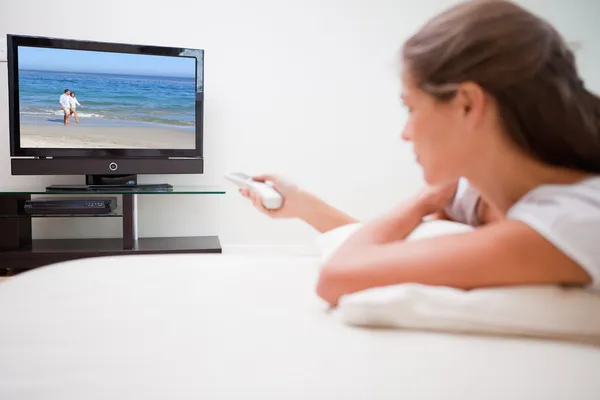 Donna che guarda la televisione in salotto — Foto Stock