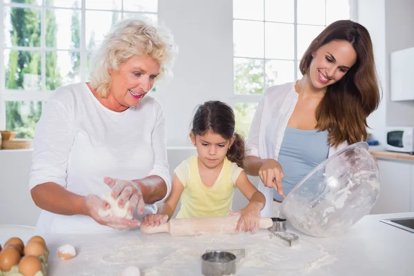 Çoklu nesil aile kadınlar birlikte pişirme — Stok fotoğraf