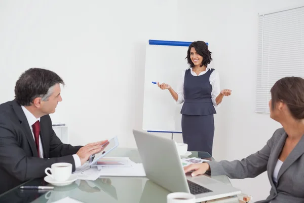 Businesswoman explaining to her colleagues — Stock Photo, Image