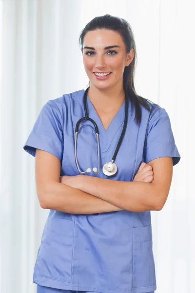 Smiling nurse with arms crossed — Stock Photo, Image