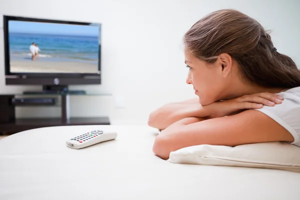 Mulher assistindo um filme — Fotografia de Stock