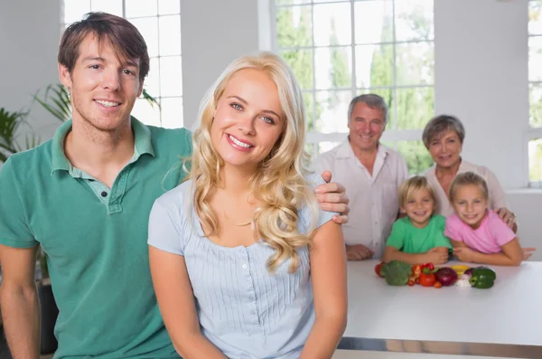 Porträt eines Paares mit seiner Familie — Stockfoto