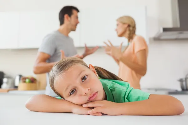 Casal irritado discutindo atrás de uma menina triste — Fotografia de Stock