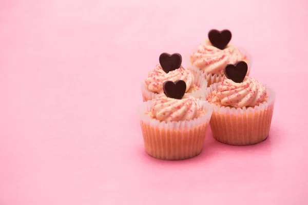 Four valentines cupcakes with chocolate hearts — Stock Photo, Image