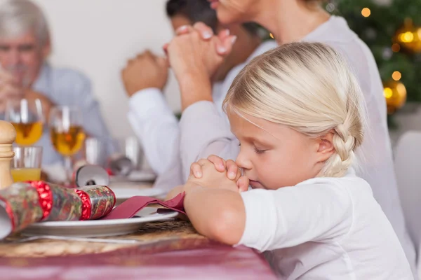 Famiglia dicendo la preghiera prima di cena — Foto Stock