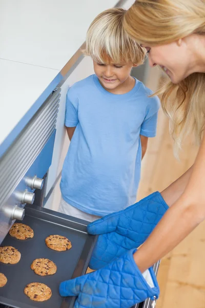 Μητέρα και ο γιος της ψήσιμο τα cookies — Φωτογραφία Αρχείου