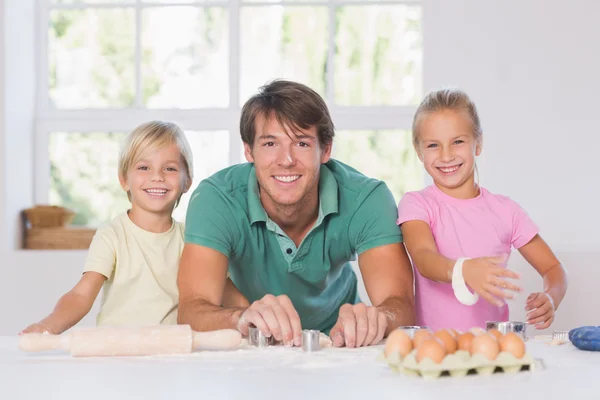 Lächelnde Familie mit Backwerkzeugen — Stockfoto