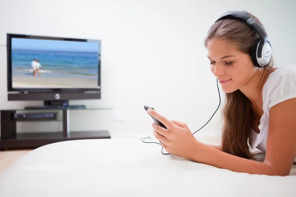 Vrouw luisteren naar muziek op haar mp3-speler — Stockfoto