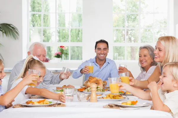 Familie roosteren op thanksgiving — Stockfoto