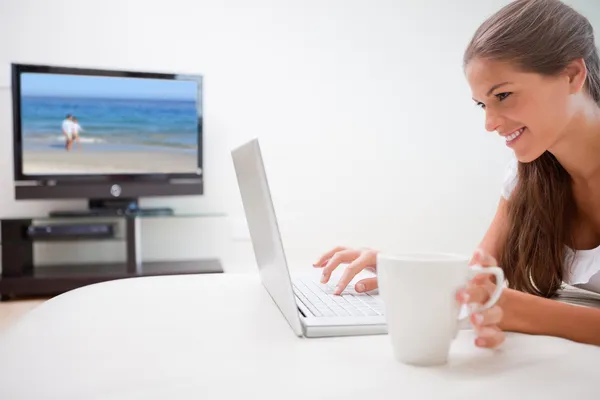 Frau mit Tasse surft im Internet — Stockfoto