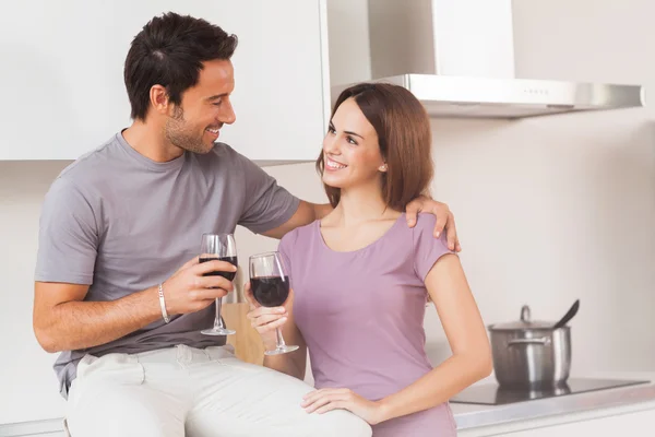 Casal brinde com um copo de vinho — Fotografia de Stock