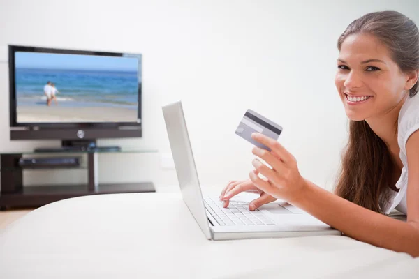 Woman just booked flight online — Stock Photo, Image