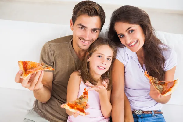 Familie pizza eten — Stockfoto