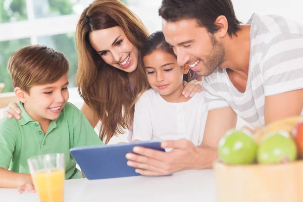 Familia usando una tableta pc —  Fotos de Stock