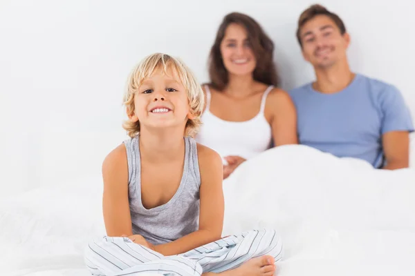 Junge sitzt und lächelt — Stockfoto